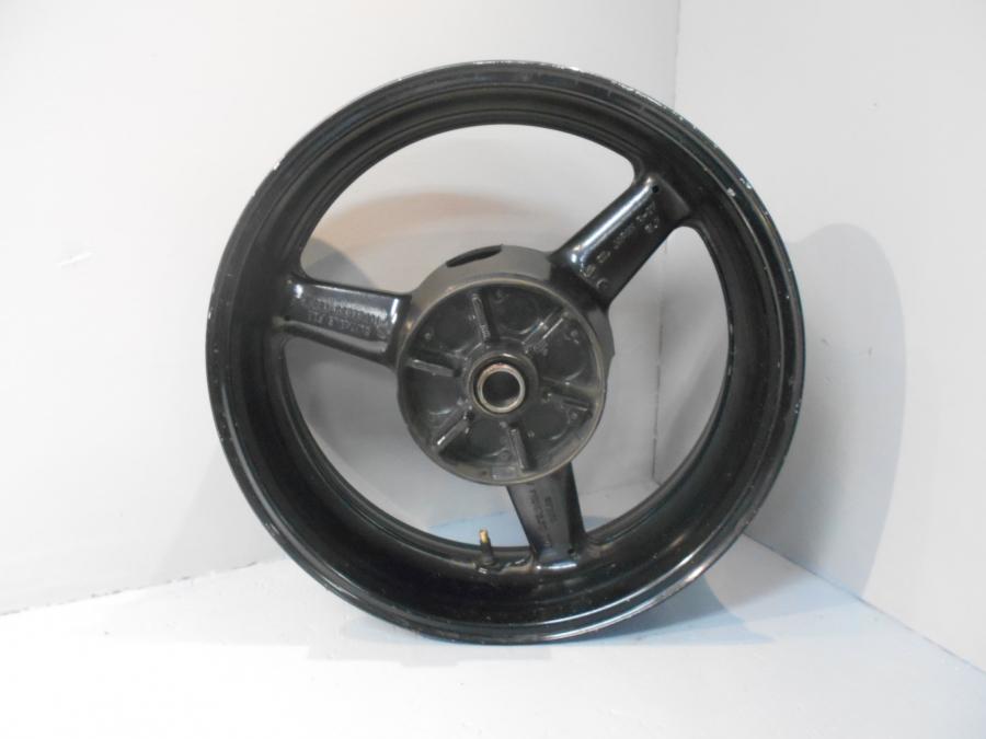 Höger sida på Fälg från en Yamaha FZS 1000 -2002 motorcykel.