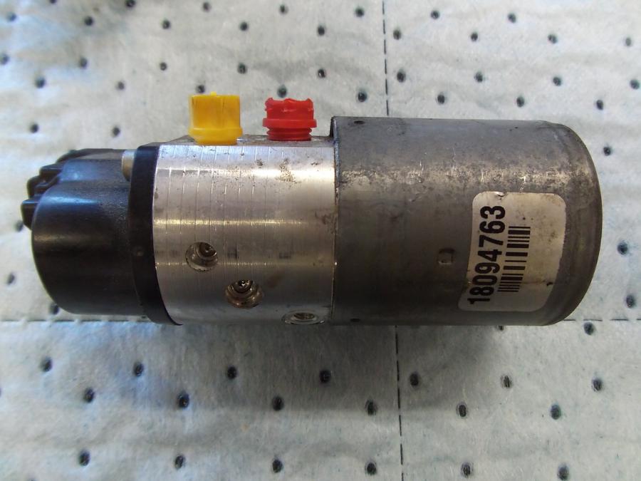 Framsidan på Bromsservo från en H-D Softail Deluxe / Nostalgia FLSTN -2011 motorcykel.