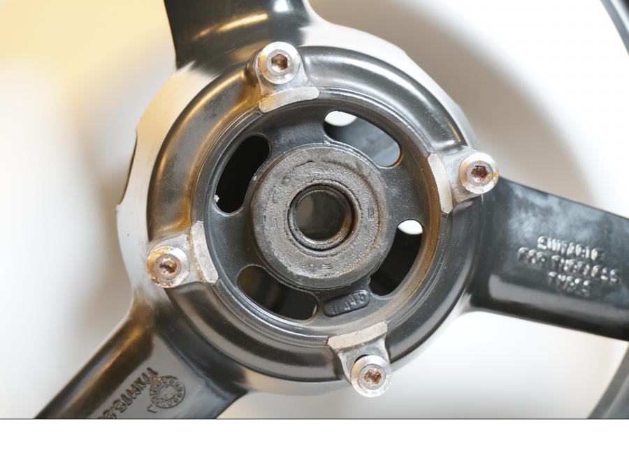 Baksidan på Fälg från en Triumph Daytona 650 -2005 motorcykel.