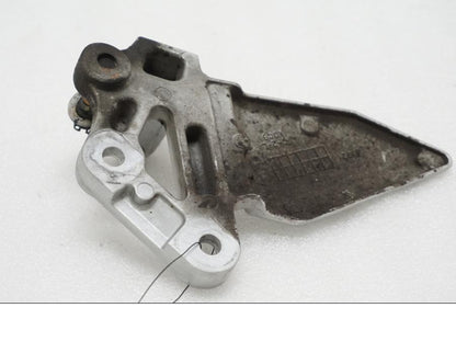 Baksidan på Fotpinnefäste från en Suzuki SV 1000 -2007 motorcykel.