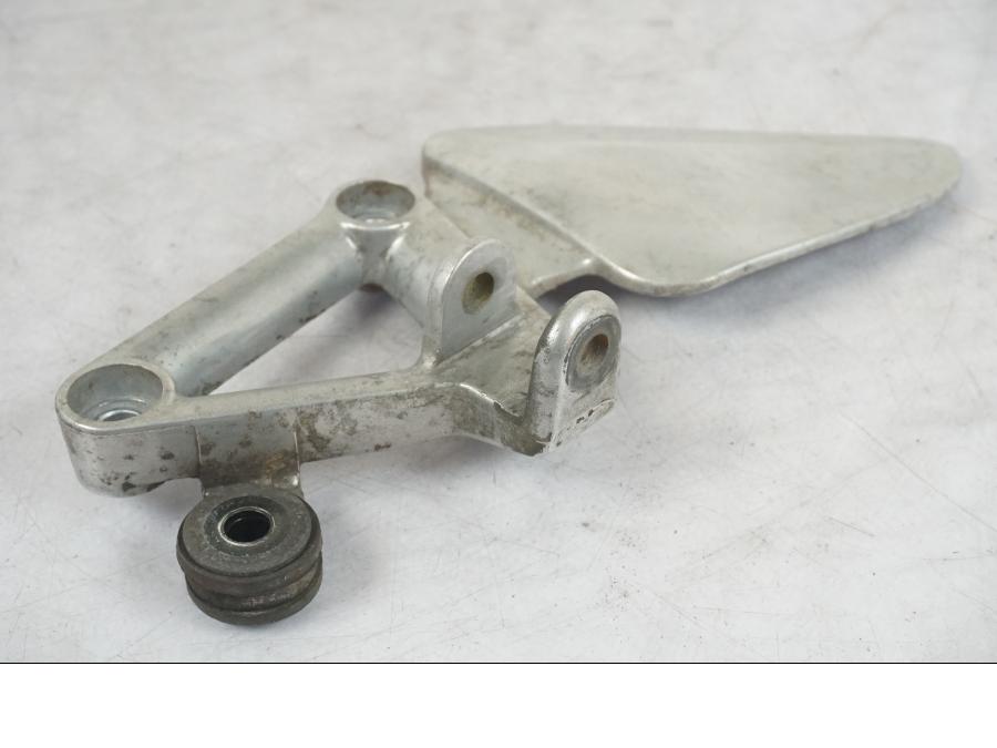 Baksidan på Fotpinnefäste från en Honda CBR 1100 XX -1999 motorcykel.