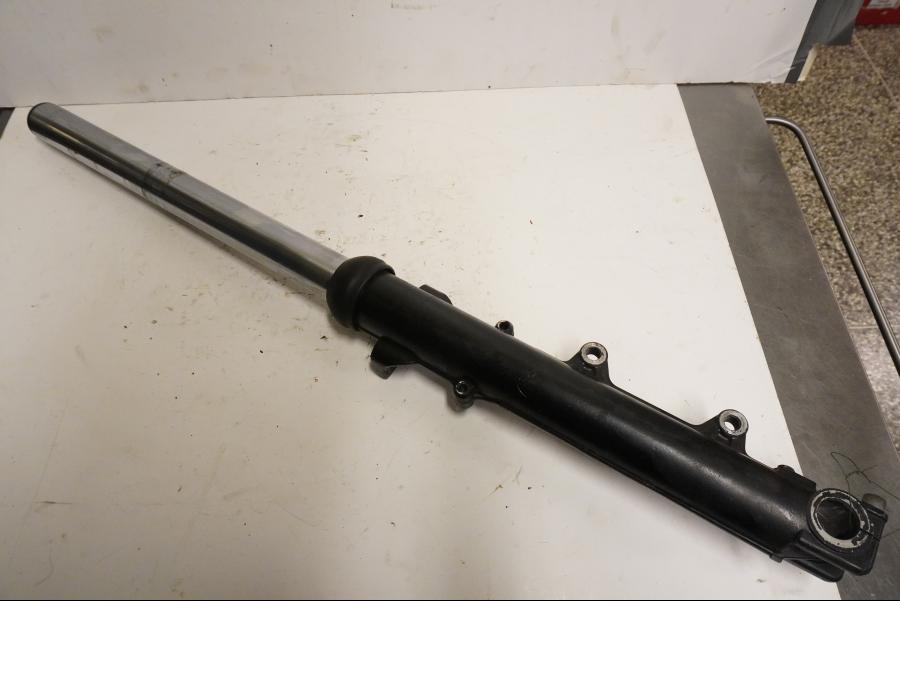 Baksidan på Gaffelben från en BMW K 75 -1986 motorcykel.