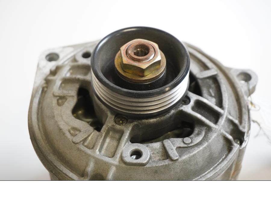 Baksidan på Generator från en BMW R 1200 C -2002 motorcykel.