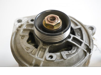 Baksidan på Generator från en BMW R 1200 C -2002 motorcykel.