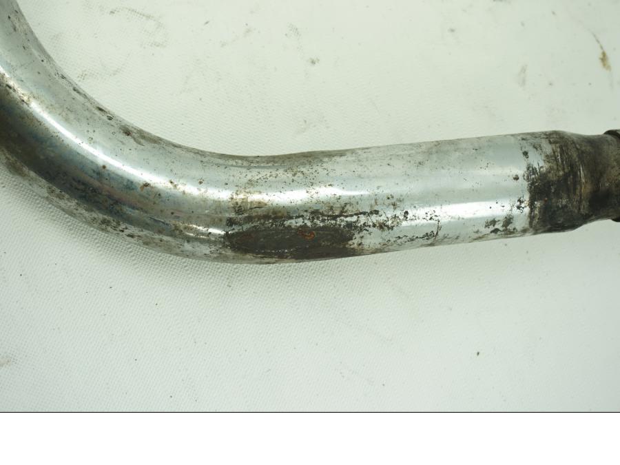 Snett nerifrån på Grenrör från en Suzuki VS 1400 -2001 motorcykel.