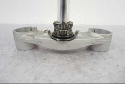 Snett nerifrån på Gaffelkrona från en KTM 690 Duke -2014 motorcykel.