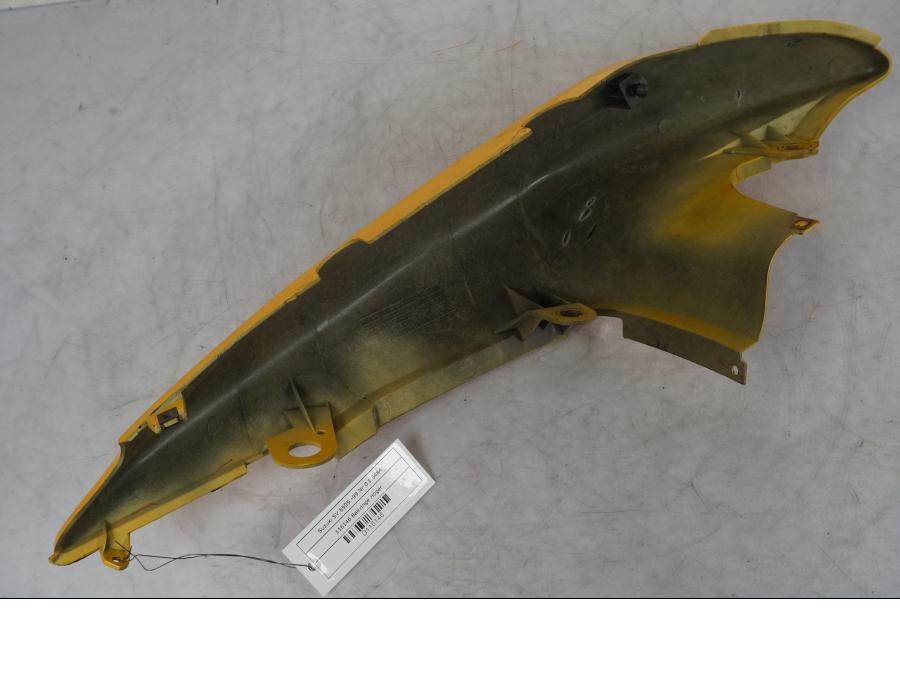 Snett nerifrån på Bakvinge från en Suzuki SV 650 -1999 motorcykel.