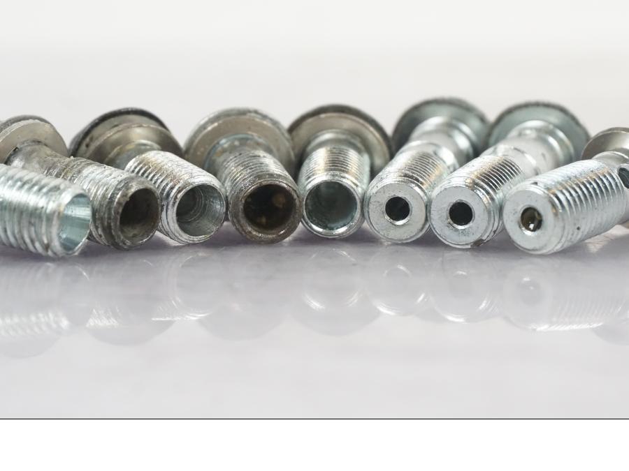 Snett nerifrån på Skruv / Mutter etc från en Suzuki GSF 1250 -2010 motorcykel.