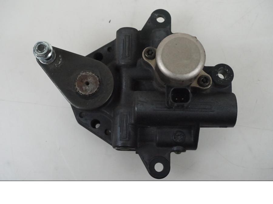 Snett uppifrån på Styrdämpare från en Honda CBR 1000 -2005 motorcykel.