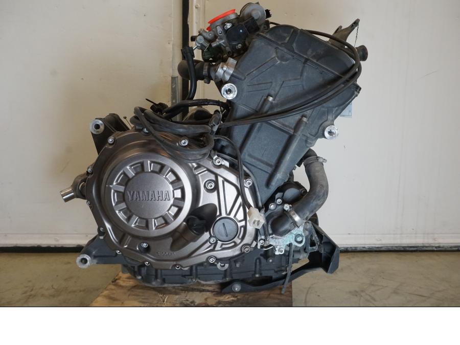 Framsidan på <p>Motor från Yamaha XT 1200 Z ABS 2011.</p>

<p>Uppstartad och varmkörd utan anmärkningar.</p>

<p>Finns mindre slitage av lack, repor och ärgat se bilder.</p>

<p>Motornummer: P401E-008770.</p>

<p>Effekt: 80kw / 108hk.</p>

<p>Miltal: 2449 Mil.</p>

<p>Laddar: 14,2V.</p> motorcykel.