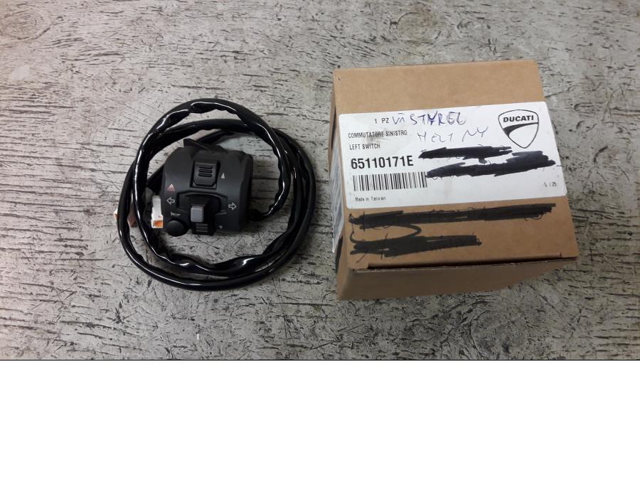 Baksidan på Styrelreglage från en Ducati Scrambler 800 -2018 motorcykel.