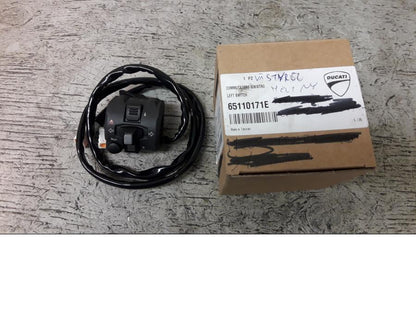 Baksidan på Styrelreglage från en Ducati Scrambler 800 -2018 motorcykel.