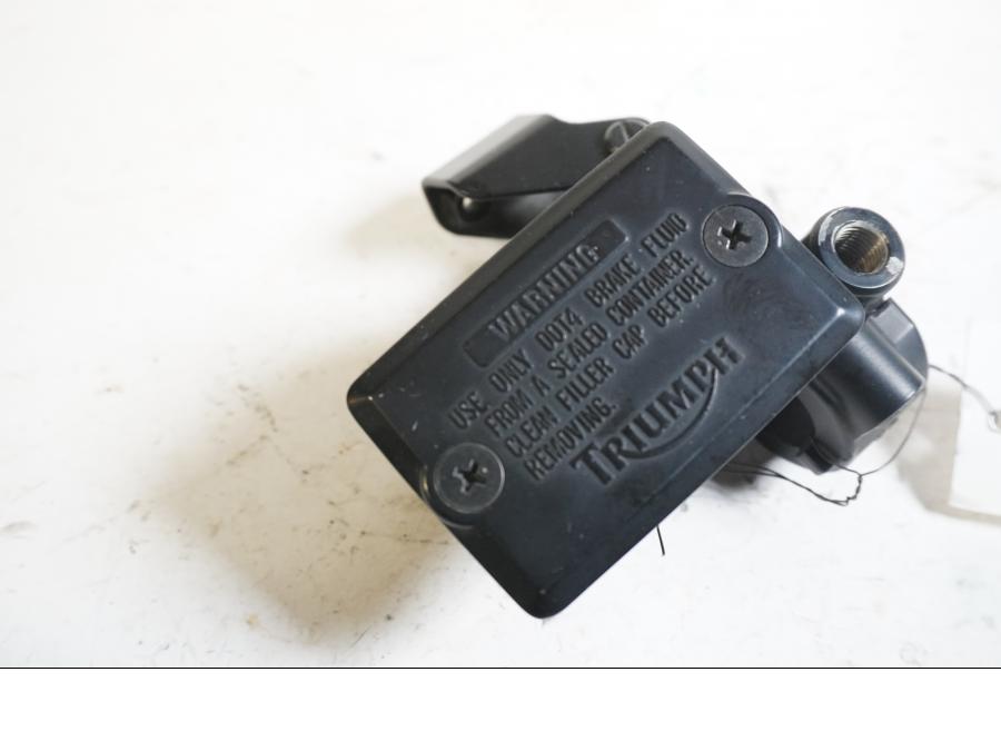 Baksidan på Bromshuvudcylinder från en Triumph Tiger 800 -2011 motorcykel.