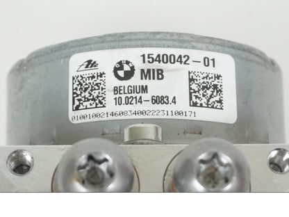 Snett nerifrån på ABS Modulator från en BMW R 1250 GS -2023 motorcykel.