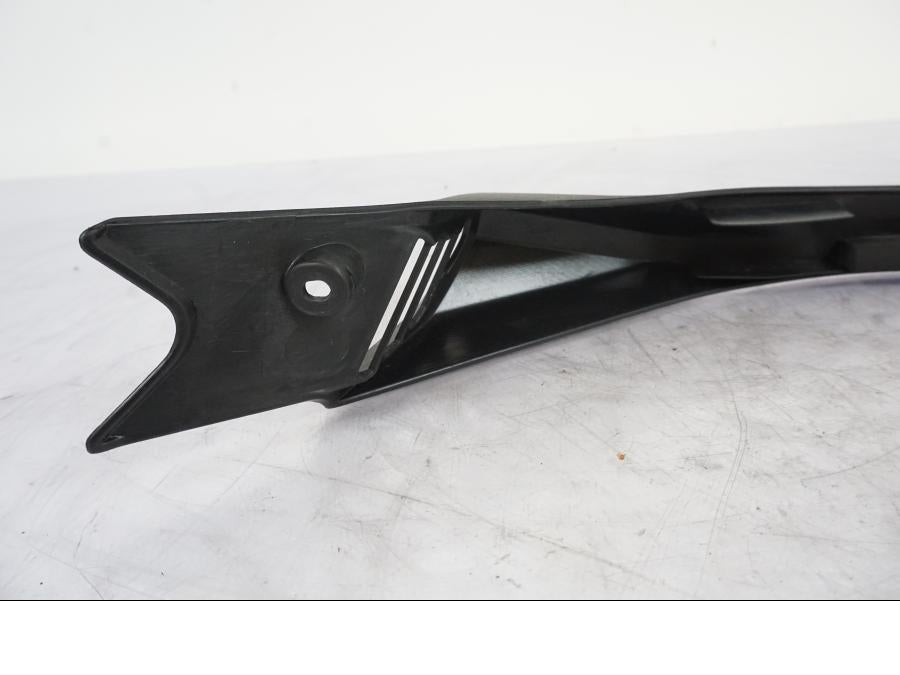 Vänster sida på Ramplast från en Kawasaki ER-6N -2012 motorcykel.