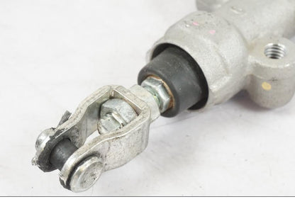 Vänster sida på Bromshuvudcylinder från en Kawasaki ER-6N -2016 motorcykel.