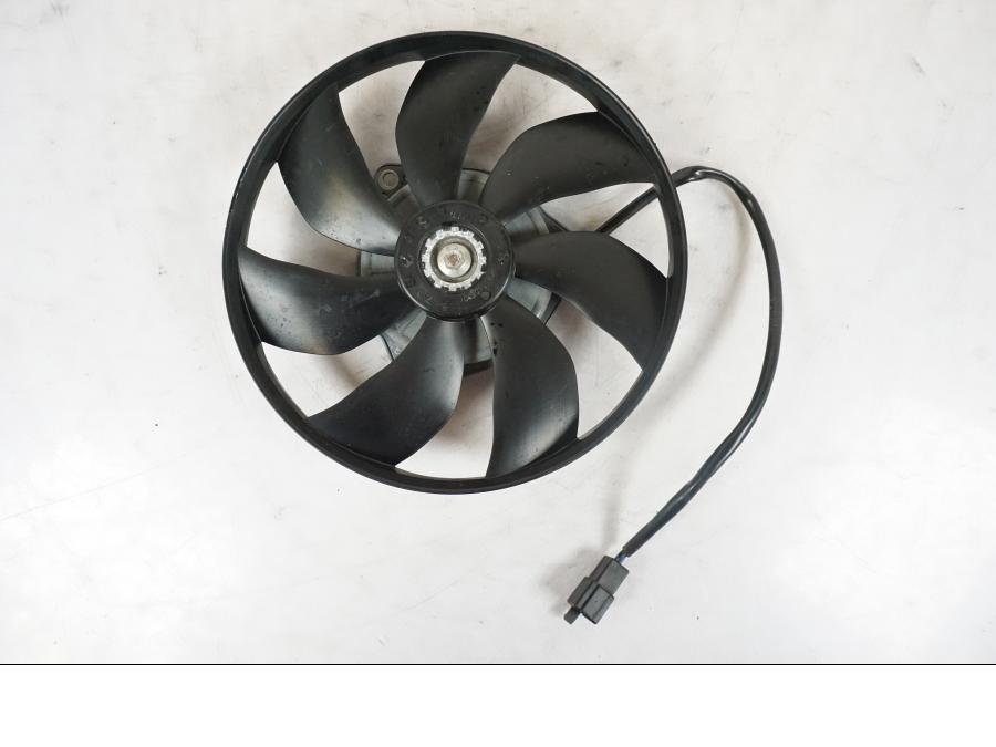 Framsidan på Vattenkylfläkt från en KTM 690 Duke -2014 motorcykel.