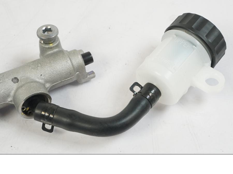 Vänster sida på Bromshuvudcylinder från en Kawasaki Z 900 -2021 motorcykel.