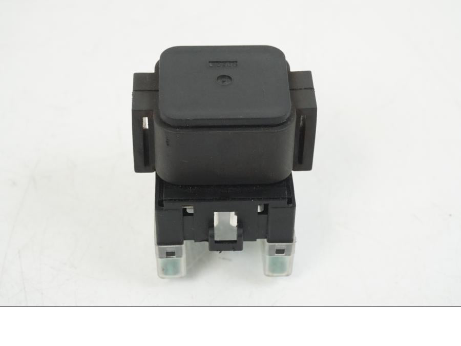 Snett uppifrån på Startrelä från en Kawasaki ER-6F -2016 motorcykel.