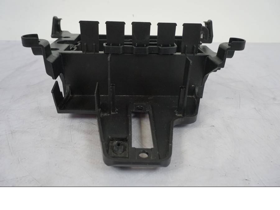 Snett uppifrån på Batterihållare från en KTM 790 Duke -2019 motorcykel.