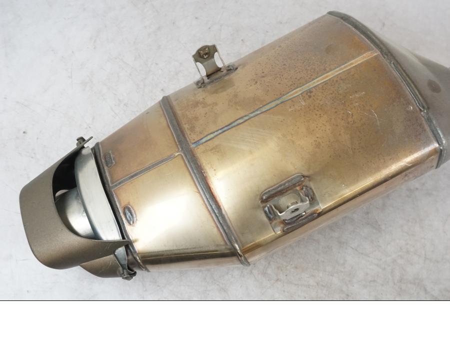 Snett nerifrån på Ljuddämpare från en Honda CBR 600 RR -2009 motorcykel.