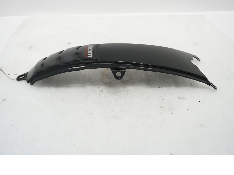 Baksidan på Bensintankskåpa från en Ducati Monster 696 -2010 motorcykel.