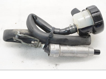 Framsidan på Bromshuvudcylinder från en Yamaha XVZ 13TD -1999 motorcykel.