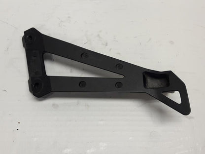 Baksidan på Fotpinnefäste från en Yamaha XJR 1300 -2015 motorcykel.