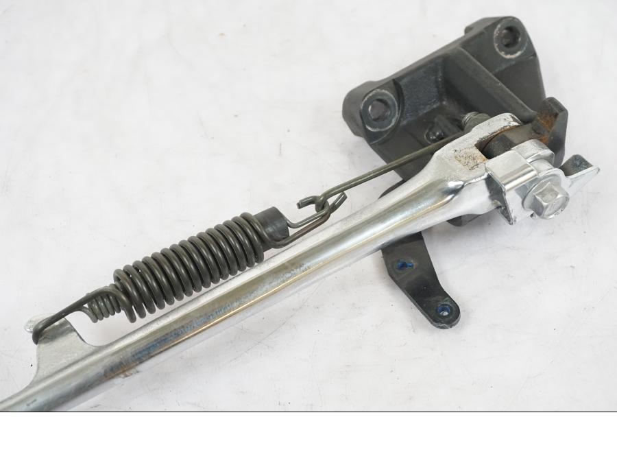 Snett uppifrån på Sidostöd från en Yamaha XVS 1100 -2004 motorcykel.