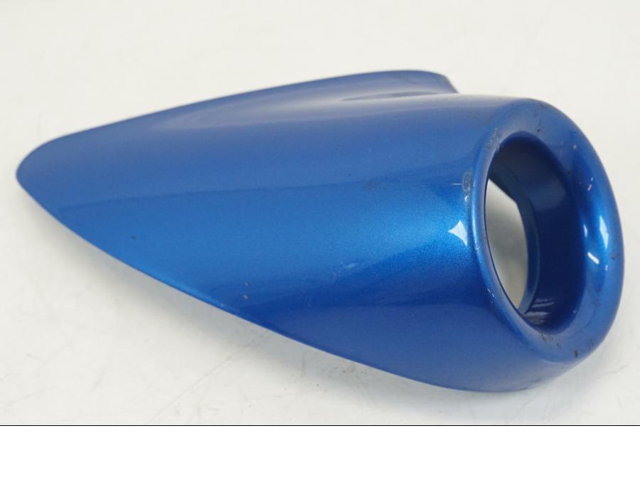 Baksidan på Luftintag från en Triumph TT 600 -2002 motorcykel.