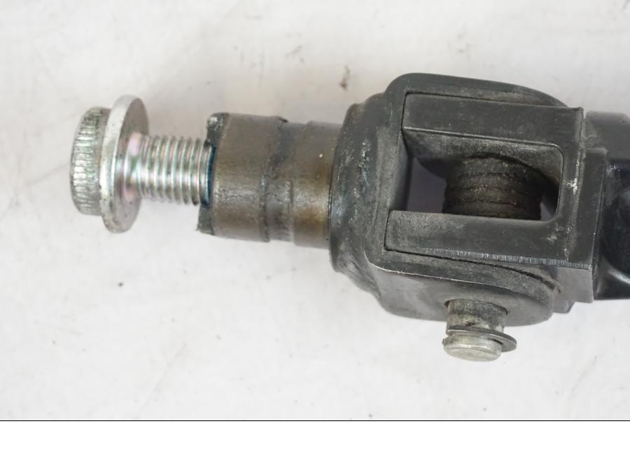 Vänster sida på Fotpinne från en Suzuki GSX-S 1000 -2017 motorcykel.