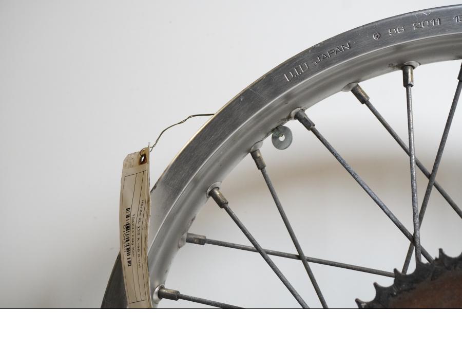 Snett nerifrån på Fälg från en Honda XL 125 R -1998 motorcykel.