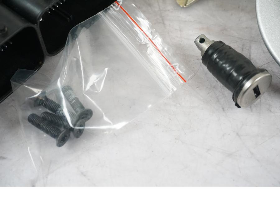 Snett nerifrån på Låssats från en BMW F 800 R -2018 motorcykel.