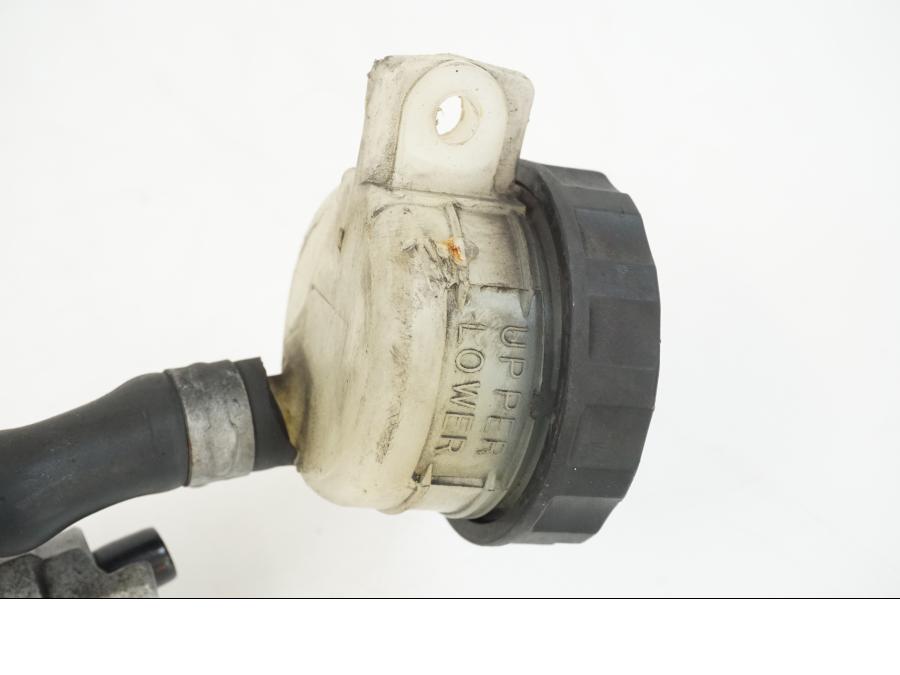 Vänster sida på Bromshuvudcylinder från en Kawasaki VN 1500 -1996 motorcykel.