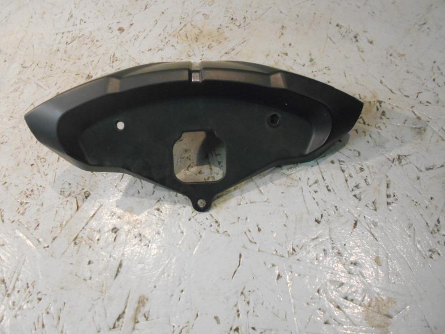 Framsidan på Instrumentpanelsfäste från en Ducati 848 -2013 motorcykel.