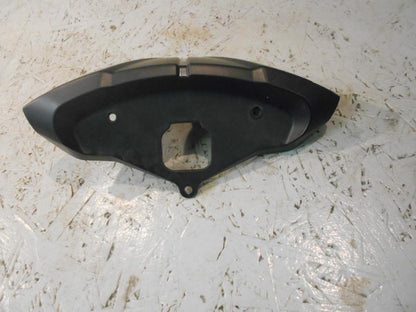 Framsidan på Instrumentpanelsfäste från en Ducati 848 -2013 motorcykel.