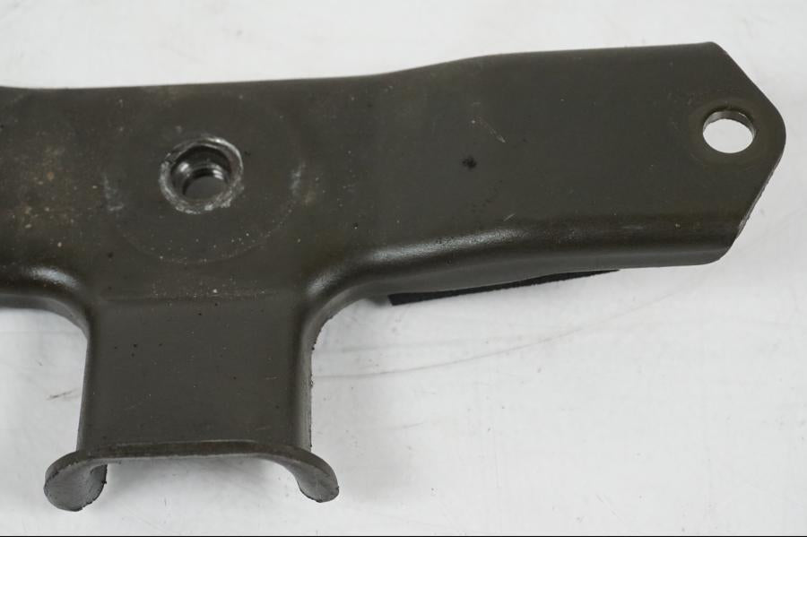 Höger sida på Sadelfäste från en Kawasaki Z 750 -2006 motorcykel.