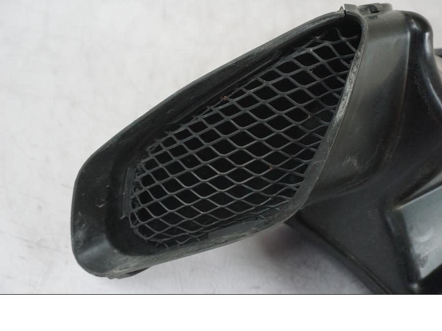 Baksidan på Luftrör från en Suzuki GSX-R 750 -2006 motorcykel.