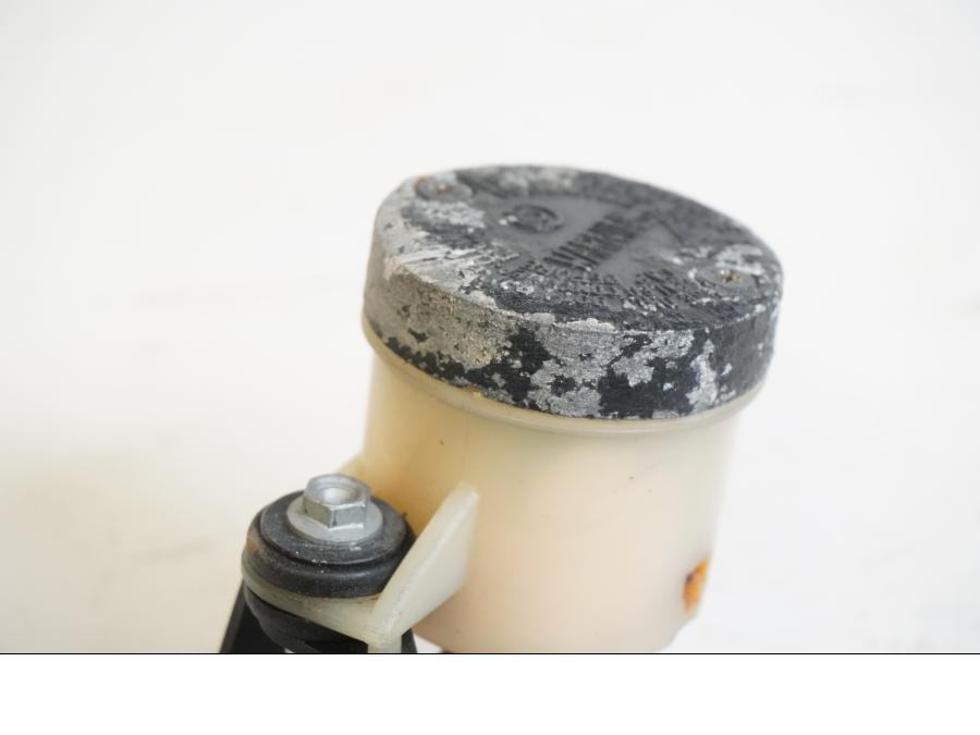 Baksidan på Bromshuvudcylinder från en Aprilia SL 1000 Falco -2000 motorcykel.