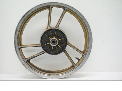 Baksidan på Fälg från en Suzuki GSX 550 -1985 motorcykel.