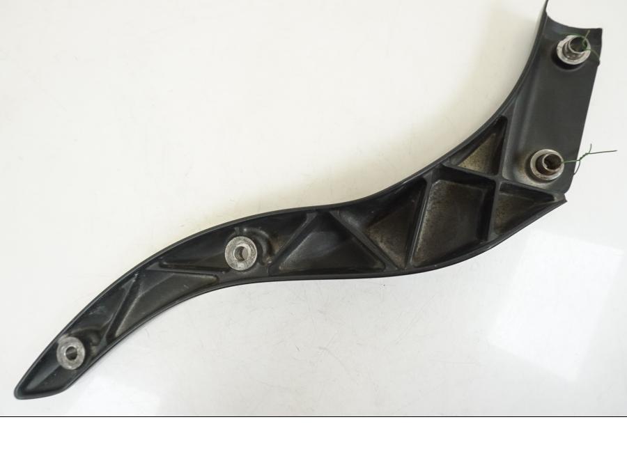 Snett nerifrån på Bakskärmstag från en Yamaha XV 1700 -2004 motorcykel.