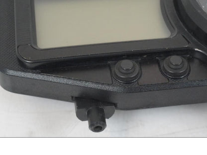 Vänster sida på <p>Instrumentpanel till Honda CBR 900 RR 2000.</p>

<p>Lite lacksläpp se bild 3.</p>

<p>Samt att fäste är avbrutet se bild 2 och 3.</p>

<p>Fäste på baksidan avbrutet se bilder.</p>

<p>Samt stor bit har brutits av se sista bilden.</p>

<p>Repor.</p>

<p>Okej skick.</p> motorcykel.