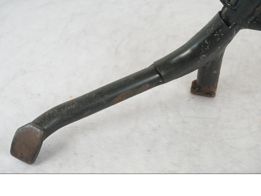 Vänster sida på Centralstöd från en Honda CBR 1100 XX -1999 motorcykel.