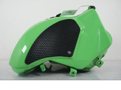Snett nerifrån på Bensintank från en Kawasaki ZX-6R -2005 motorcykel.