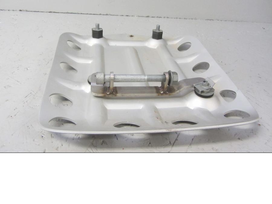 Höger sida på <p>Hasplåt från BMW R 1200 GS 2013.</p>

<p>Med fäste, div skrapmärken under se bilder.</p>

<p>R 1200 GS 12/2002-12/1012.</p>

<p>R 1200 GS Adventure 03/2005-07/2013.</p>

<p>HP 08/2004-08/2006.</p>

<p>R nNT Scrambler 09/2015-02/2019.</p>

<p>R nineT Urban G/S 03/2016-02/2019</p> motorcykel.