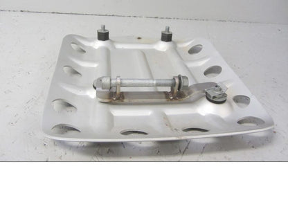 Höger sida på <p>Hasplåt från BMW R 1200 GS 2013.</p>

<p>Med fäste, div skrapmärken under se bilder.</p>

<p>R 1200 GS 12/2002-12/1012.</p>

<p>R 1200 GS Adventure 03/2005-07/2013.</p>

<p>HP 08/2004-08/2006.</p>

<p>R nNT Scrambler 09/2015-02/2019.</p>

<p>R nineT Urban G/S 03/2016-02/2019</p> motorcykel.