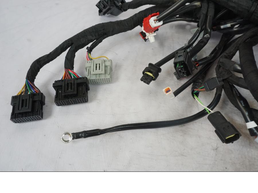 Vänster sida på Kabelstam från en KTM 1290 Super Duke R -2023 motorcykel.