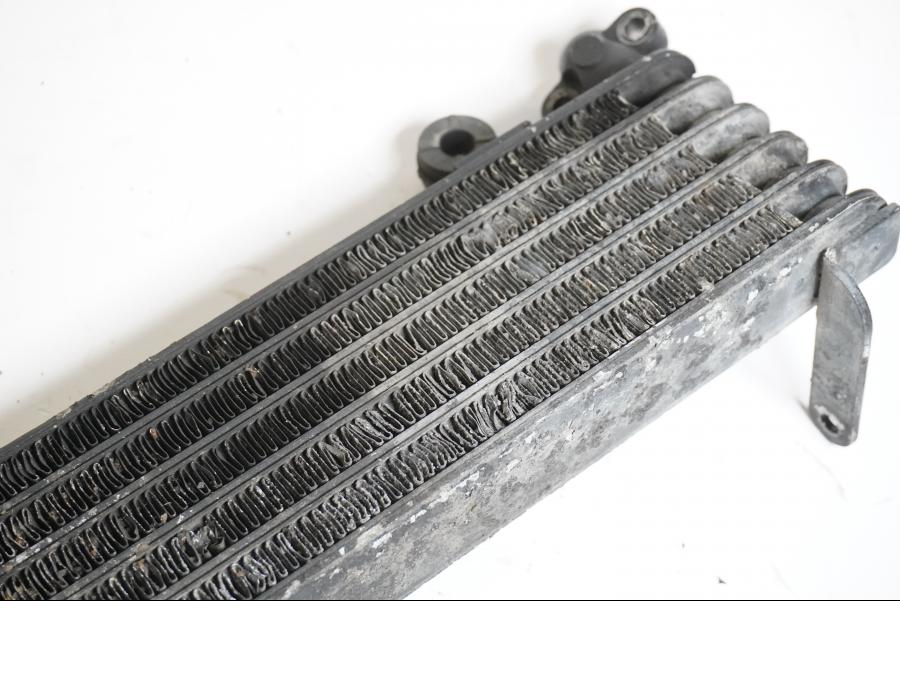 Vänster sida på Oljekyl från en Honda CBR 1100 XX -1999 motorcykel.