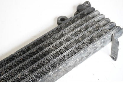 Vänster sida på Oljekyl från en Honda CBR 1100 XX -1999 motorcykel.