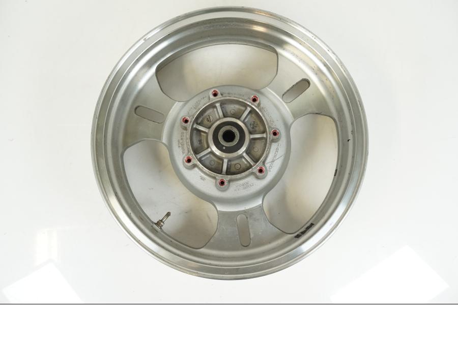 Framsidan på Fälg från en Kawasaki VN 1500 Mean Streak -2002 motorcykel.